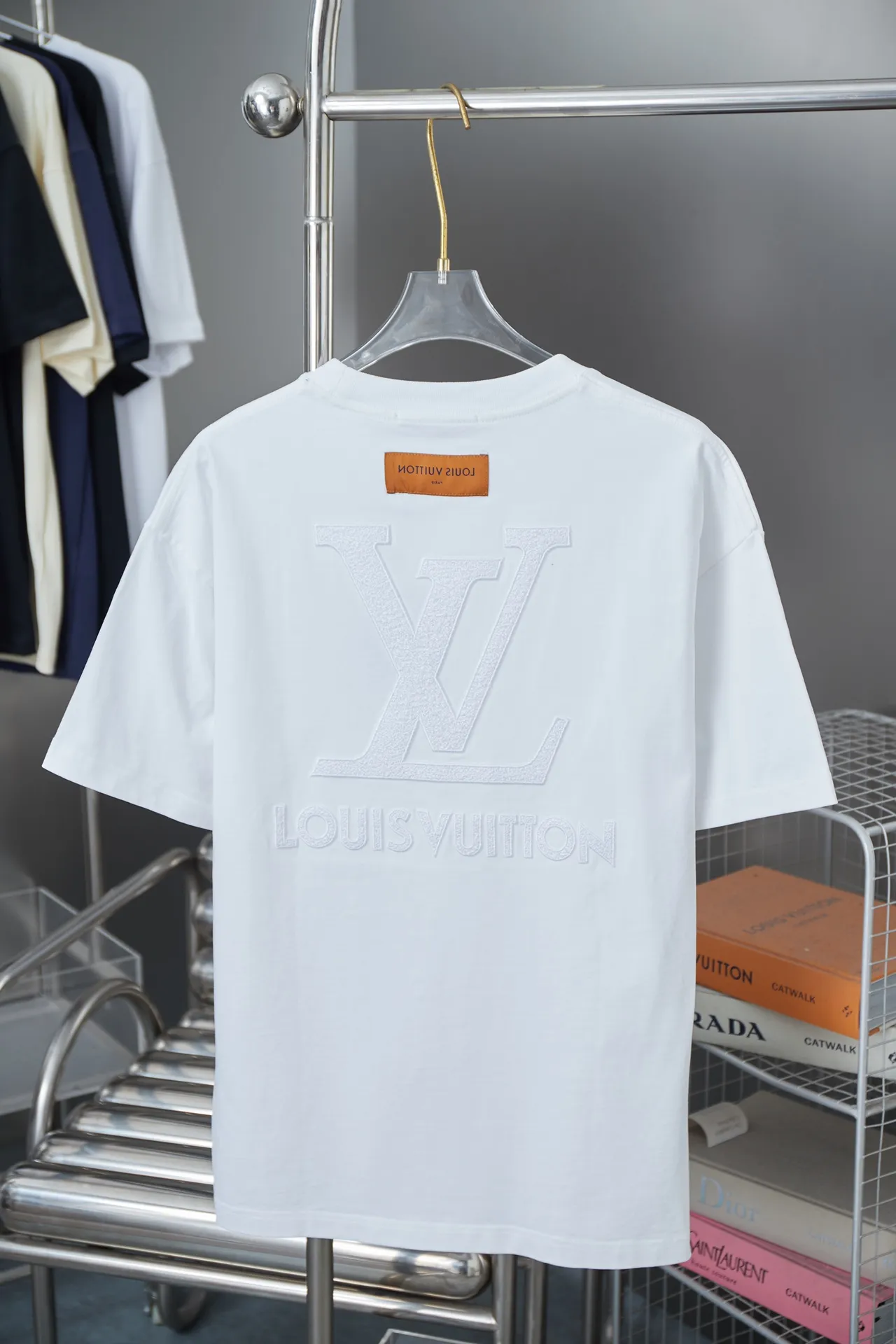 🅿️190 1V 25SS early spring new style Hydrosol embroidered LV letter short sleeves Light luxury essential item for daily commuting for men and women Correct version Welcome to compare Detailed features · 320g 100% pure cotton double yarn jersey fabric · Custom dyed in the same vat, special thickened 32 pieces double-strand 1X1 thread · Imported Tajima machine hydrosol embroidered LV letter logo on the front and back. Garment-washable embroidery hydrosol makes the embroidery offset printing softer and not stiff · Double-needle cross-stitching process · Original main mark washed tag brand moisture-proof paper packaging Color: black/white/burgundy Size: S/M/L/XL